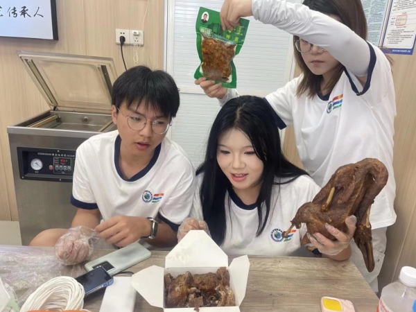 學(xué)生主播對店內(nèi)產(chǎn)品進(jìn)行講解。重慶財經(jīng)學(xué)院供圖