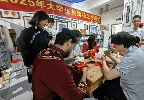 大學(xué)生們學(xué)習(xí)羌繡技藝。重慶大學(xué)供圖