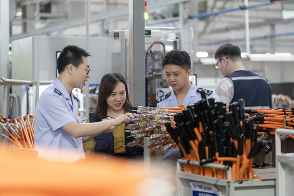 圖為稅務(wù)人員走訪重慶天海電子有限公司，了解生產(chǎn)經(jīng)營情況，宣傳相關(guān)稅費優(yōu)惠政策適用條件、風(fēng)險事項等。郭睿攝