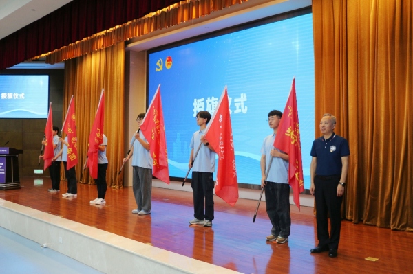 該校黨委常委、副校長曾憲軍為實(shí)踐團(tuán)隊(duì)授旗。重慶理工大學(xué)供圖
