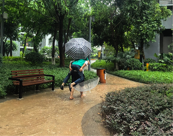 東原香郡社區(qū)物業(yè)人員護(hù)送業(yè)主。東原仁知供圖