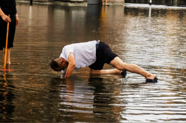 金科服務(wù)工作人員為半島逸景小區(qū)清理排水口。金科服務(wù)供圖