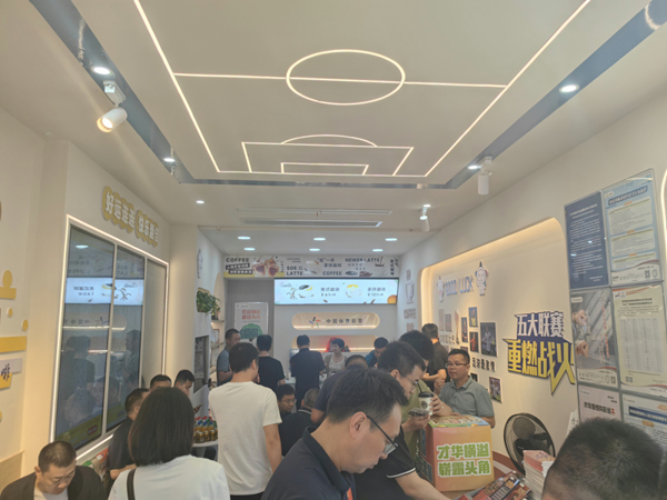 創(chuàng)新的“體彩+咖啡”跨界實體店吸引了眾多年輕人前來打卡和購彩。重慶體彩供圖