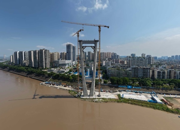 重慶市郊鐵路江跳線過江段過江大橋南主塔封頂。中建六局供圖