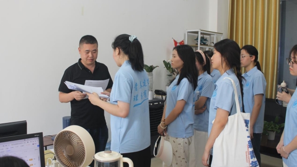 促進(jìn)團(tuán)與民營(yíng)企業(yè)負(fù)責(zé)人交談。唐鈺涵攝