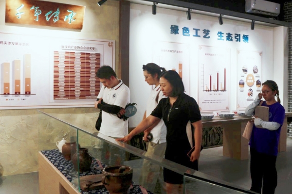 促進(jìn)團(tuán)調(diào)研麻辣雞產(chǎn)業(yè)發(fā)展?fàn)顩r。吳承霖?cái)z