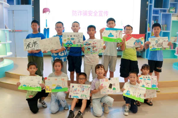 小朋友繪畫(huà)作品展示。重慶理工大學(xué)供圖