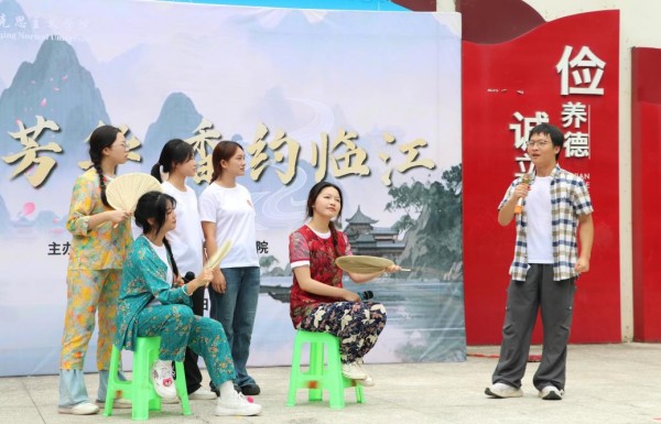 院壩里的思政課。重慶師范大學(xué)馬克思主義學(xué)院供圖