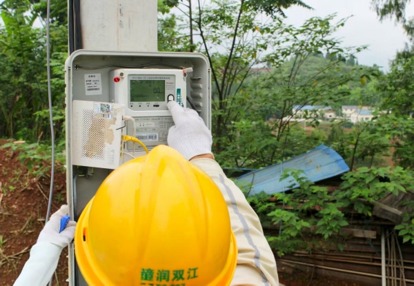 供電所工作人員為實(shí)踐團(tuán)成員講解“實(shí)戰(zhàn)”知識(shí)。重慶電力高等專(zhuān)科學(xué)校供圖