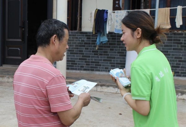 實(shí)踐團(tuán)成員向村民發(fā)放宣傳冊(cè)。重慶電力高等專(zhuān)科學(xué)校供圖