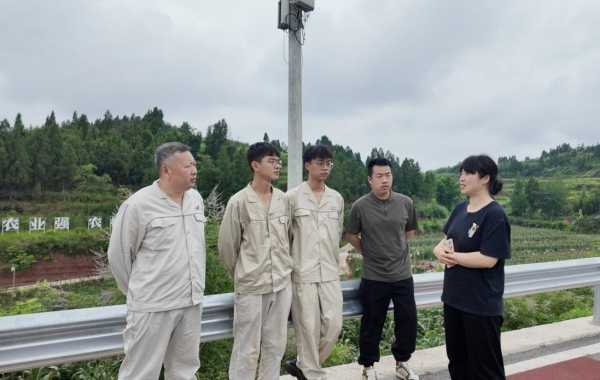 該校團(tuán)委副書(shū)記張玫與供電所工作人員深入交流。重慶電力高等專(zhuān)科學(xué)校供圖