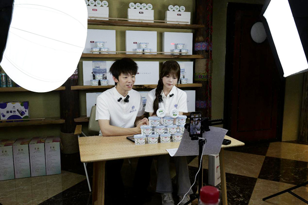 西南大學(xué)“柱夢(mèng)”小分隊(duì)“莼小絲”直播現(xiàn)場(chǎng)。西南大學(xué)供圖