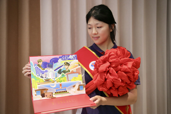 付思然展示錄取通知書。唐文蕤攝