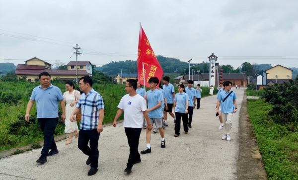 實(shí)踐團(tuán)深入荔枝種植基地考察調(diào)研。重慶理工大學(xué)供圖