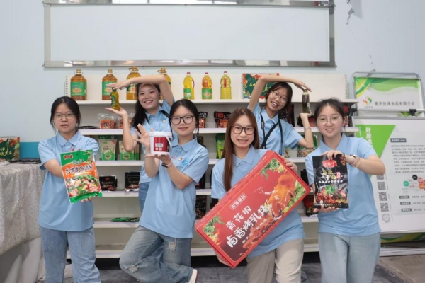 直播預(yù)熱。重慶理工大學(xué)供圖