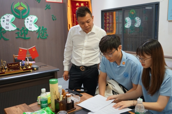 知產(chǎn)學(xué)子查看企業(yè)合同。重慶理工大學(xué)供圖