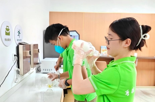 “小電潼”手作檸檬水。重慶電力高等?？茖W(xué)校供圖