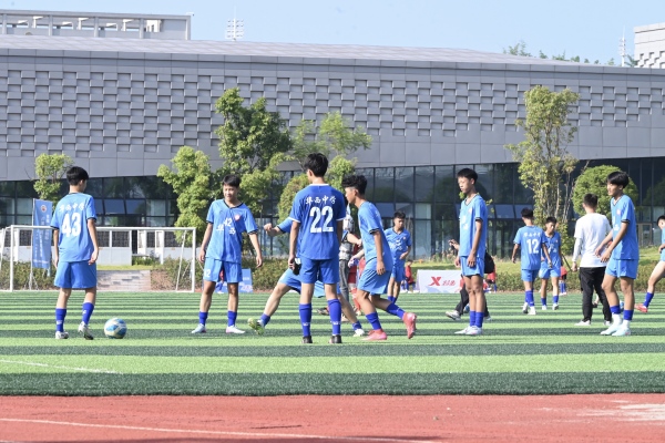 參賽選手在熱身。方婉舒攝