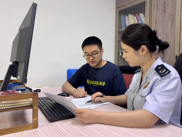 南岸區(qū)稅務人員為企業(yè)財務人員講解納稅信用成長賬戶指標參數(shù)，幫助其理清涉稅業(yè)務處理關鍵點。駱穎攝