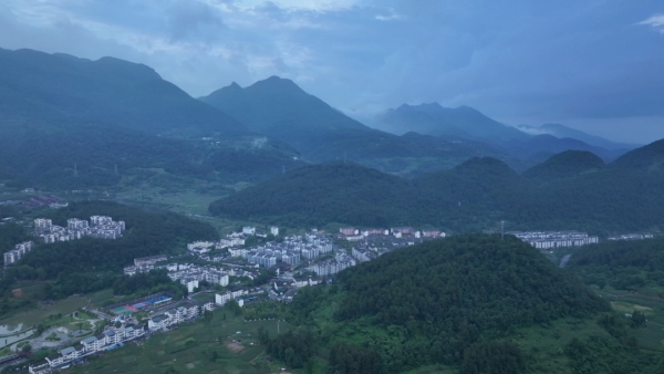 武陵山鎮(zhèn)、大木鎮(zhèn)群山環(huán)抱、風(fēng)景宜人。涪陵區(qū)融媒體中心供圖