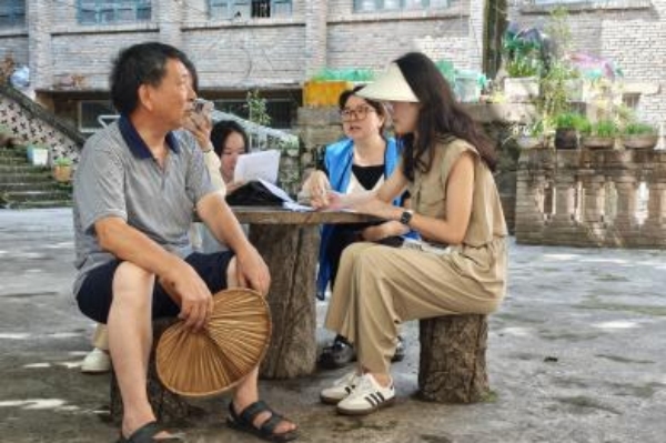 實踐團深入社區(qū)調(diào)研居民需求。重慶財經(jīng)學院供圖