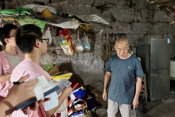 實(shí)踐團(tuán)入戶走訪村民。重慶移通學(xué)院供圖