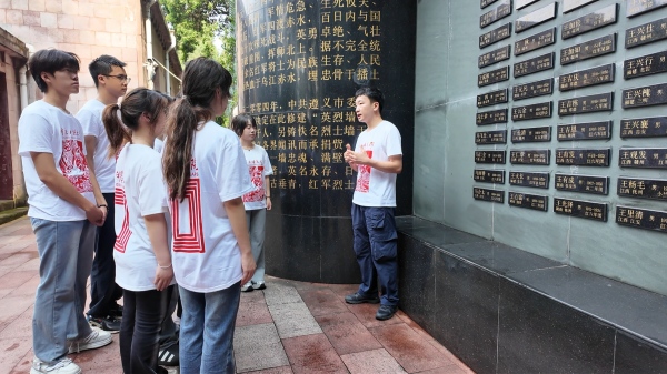 帶隊教師張云霄講授微黨課。重慶師范大學(xué)美術(shù)學(xué)院供圖