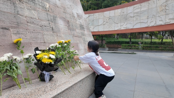 屈美蕓在烈士紀(jì)念碑前獻花。重慶師范大學(xué)美術(shù)學(xué)院供圖