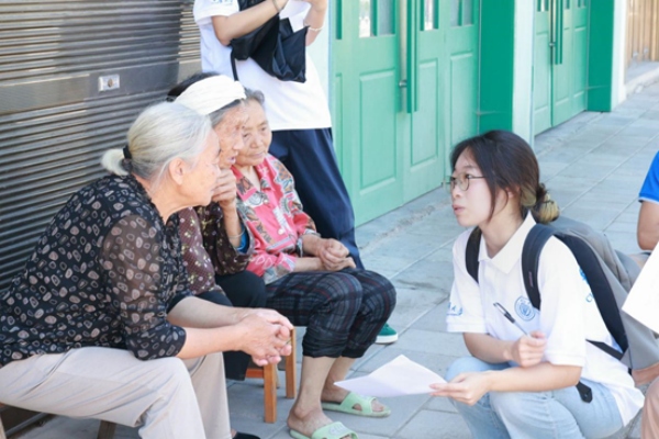 實踐團(tuán)采訪當(dāng)?shù)卮迕?。重慶大學(xué)供圖