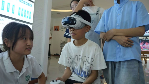 VR設(shè)備體驗電力匱乏環(huán)境。重慶電力高等?？茖W校電力工程學院供圖