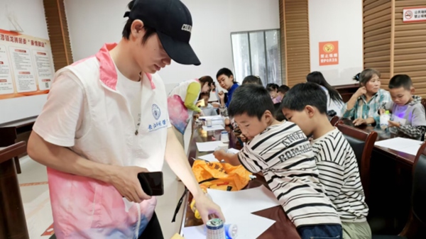 長江科創(chuàng)學院學生帶著小朋友做實驗。受訪者供圖