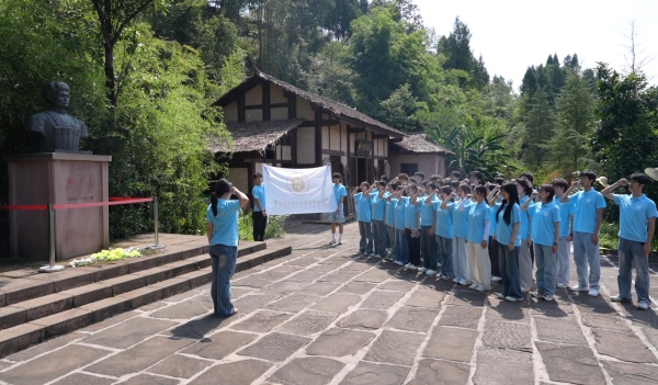 服務(wù)團(tuán)在邱少云烈士故居前重溫入黨誓詞。重慶師范大學(xué)供圖