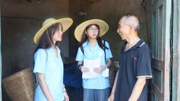 成員們深入農(nóng)家院落調(diào)研。重慶師范大學(xué)供圖