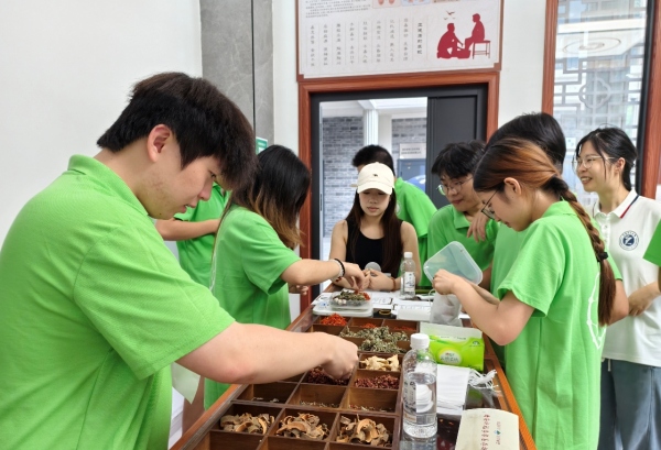 實(shí)踐團(tuán)成員制作中藥泡腳包。