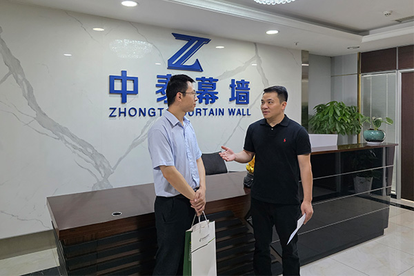 銀行客戶經(jīng)理走訪企業(yè)。郵儲(chǔ)銀行重慶兩江分行供圖