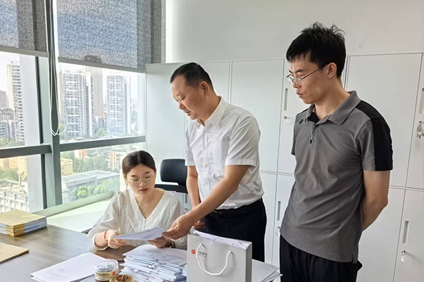 支行工作人員實(shí)地了解融資需求。中信銀行重慶星光支行供圖