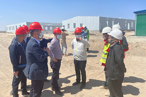 銀行工作人員前往新疆溝通。農(nóng)業(yè)銀行重慶兩江分行供圖