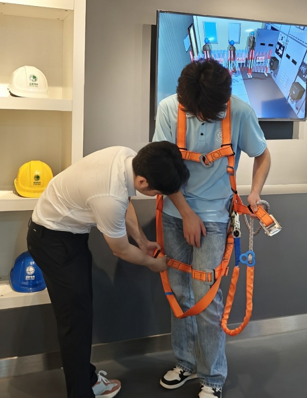 “電力作業(yè)”體驗現(xiàn)場。重慶電力高等?？茖W校供圖