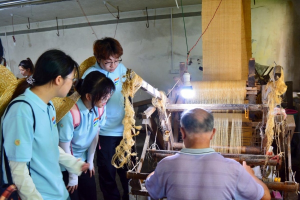 實(shí)踐團(tuán)成員觀摩織布機(jī)。吳倩攝