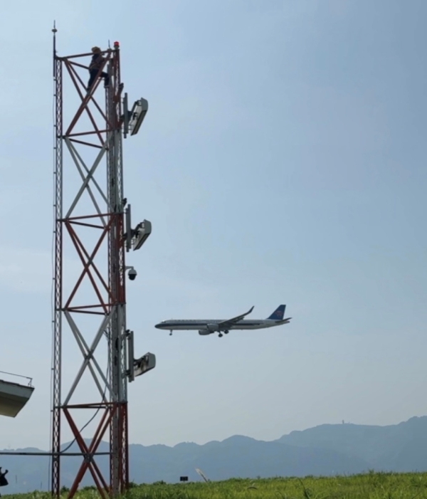 李遠(yuǎn)望在下滑天線塔架上開展例行檢修。朱雋攝