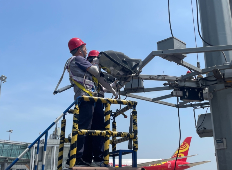 曾勇和同事在維修高桿燈。劉敏攝