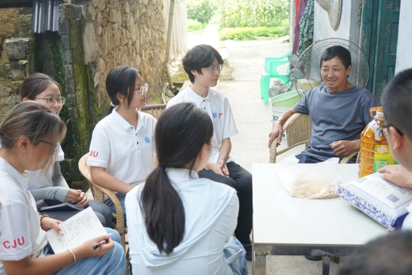 服務(wù)團(tuán)學(xué)生了解泉水村發(fā)展變化情況。重慶交通大學(xué)供圖