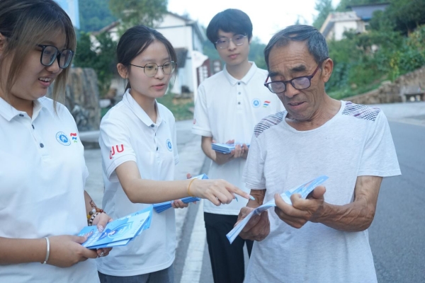 團(tuán)隊(duì)向村民宣傳防詐騙知識(shí)。重慶交通大學(xué)供圖