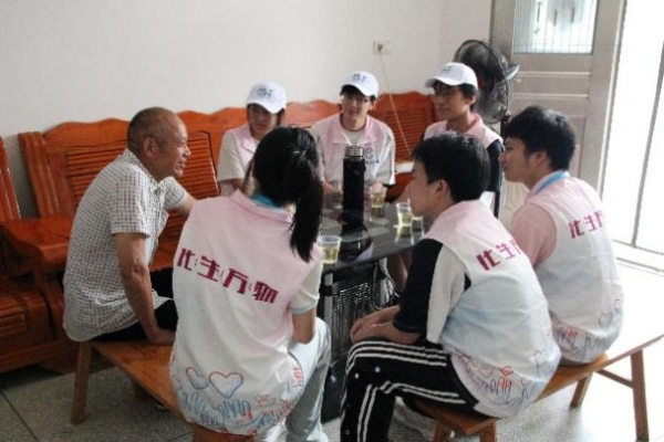 團(tuán)隊(duì)走訪慰問當(dāng)?shù)赝宋槔宵h員。重慶科技大學(xué)供圖