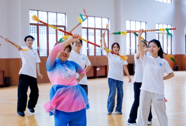 實(shí)踐團(tuán)向吳昌春學(xué)習(xí)錢棍舞基本動作。盧力攝