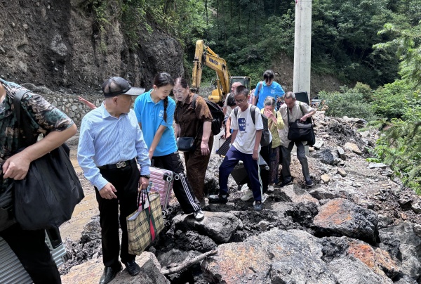 實(shí)踐團(tuán)與當(dāng)?shù)馗刹抗餐D(zhuǎn)移被困游客。王月攝