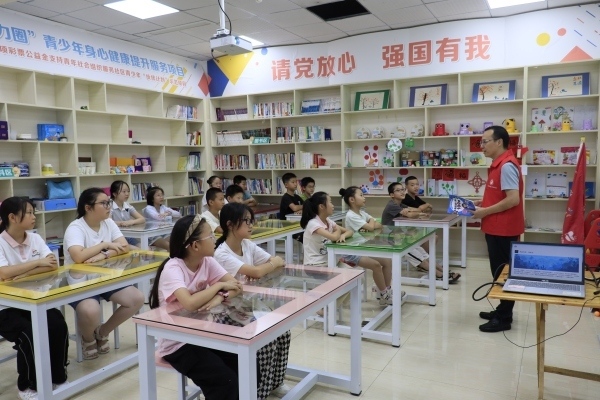 副校長楊林給孩子們分享天文知識。校方供圖