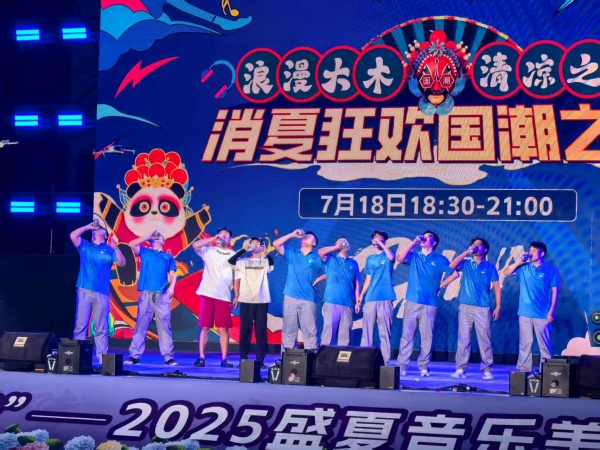 喝啤酒大賽點(diǎn)燃現(xiàn)場(chǎng)熱情。任峰攝