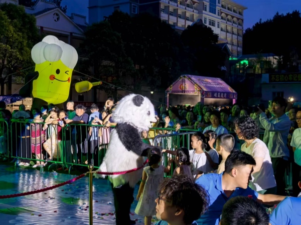 熊貓現(xiàn)場(chǎng)互動(dòng)。任峰攝