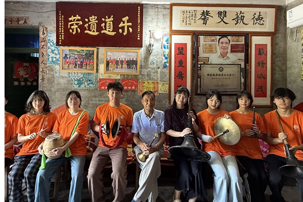 劉道榮與實(shí)踐團(tuán)成員合影。重慶師范大學(xué)文學(xué)院供圖